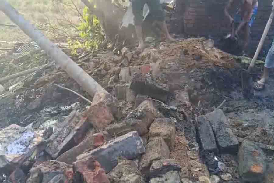 पटाखा कारखाने में विस्फोट, एक की मौत पटाखा कारखाने में विस्फोट, एक की मौत