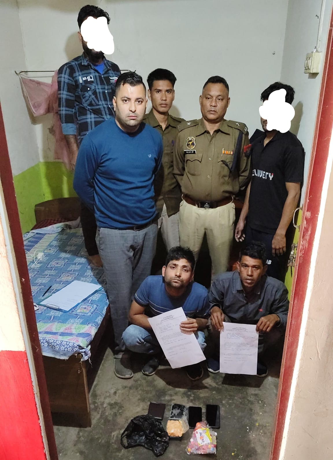 गुवाहाटी में हेरोइन के साथ गिरफ्तार तस्करों की तस्वीर। गुवाहाटी में हेरोइन के साथ गिरफ्तार तस्करों की तस्वीर।