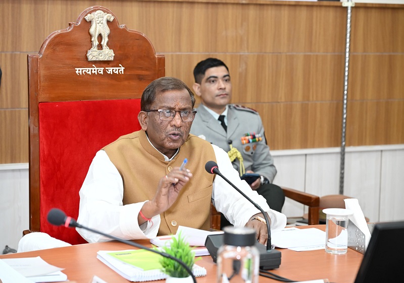शोणितपुर जिला मुख्यालय शहर तेजपुर में डीसी कार्यालय के कॉन्फ्रेंस हॉल में जिला प्रशासन के साथ बैठक में सरकारी योजनाओं के क्रियान्वयन का जायजा लेते राज्यपाल लक्ष्मण प्रसाद आचार्य। शोणितपुर जिला मुख्यालय शहर तेजपुर में डीसी कार्यालय के कॉन्फ्रेंस हॉल में जिला प्रशासन के साथ बैठक में सरकारी योजनाओं के क्रियान्वयन का जायजा लेते राज्यपाल लक्ष्मण प्रसाद आचार्य।