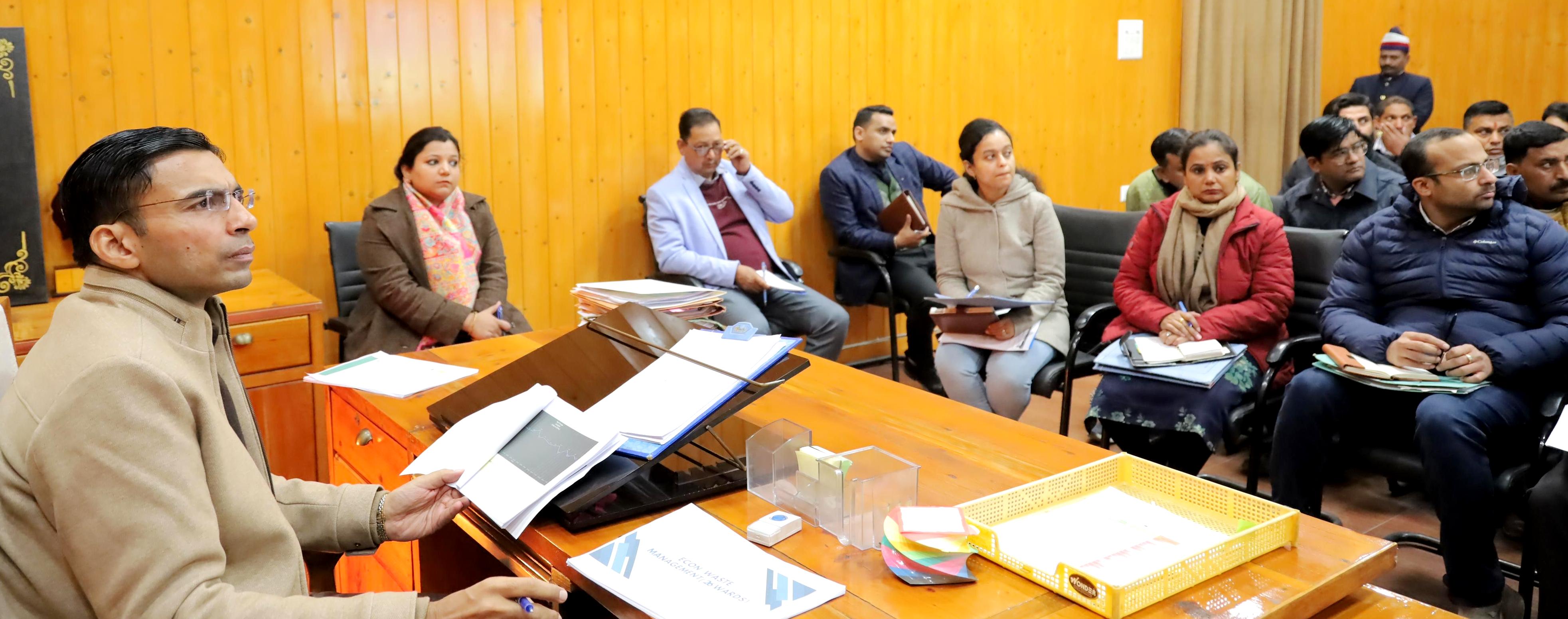 बैठक करते जिलाधिकारी सविन बंसल। बैठक करते जिलाधिकारी सविन बंसल।