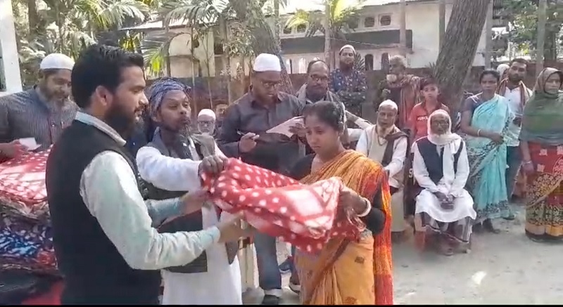 असमः धुबड़ी में गरीबों के बीच कंबल वितरित करते जिला जमीयत उलेमा के पदाधिकारी असमः धुबड़ी में गरीबों के बीच कंबल वितरित करते जिला जमीयत उलेमा के पदाधिकारी