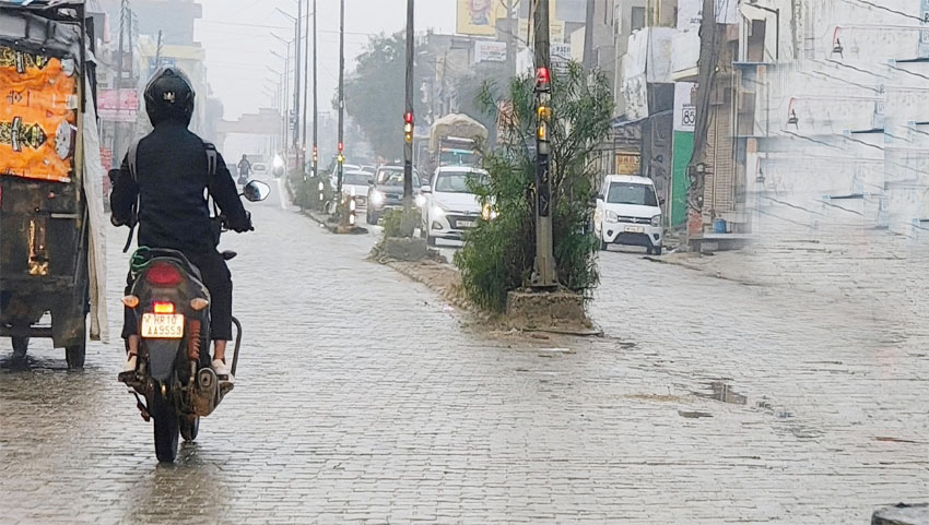 28 Snp-  सोनीपत: आसमान में काले बादल         छाने के कारण सबह के समय भी लाइट जला कर निकलते वाहन।