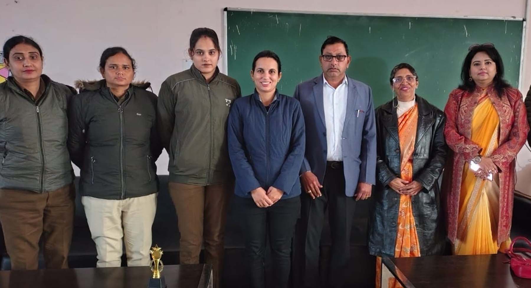 फोटो नंबर-04: गुरुग्राम के गांव बोहड़ाकलां स्थित श्रीराम स्कूल में बच्चों को संवादात्मक कार्यशाला में जागरुक करने पहुंची टीम। फोटो नंबर-04: गुरुग्राम के गांव बोहड़ाकलां स्थित श्रीराम स्कूल में बच्चों को संवादात्मक कार्यशाला में जागरुक करने पहुंची टीम।