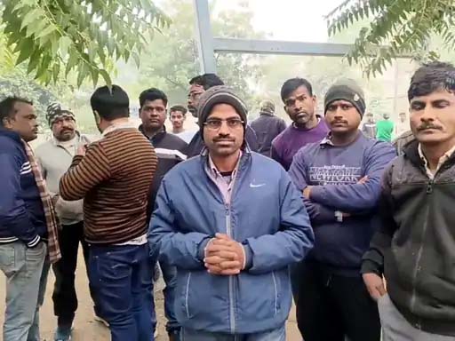 घटना के बाद जानकारी देते हुए ठेकेदार राज किशोर व अन्य। घटना के बाद जानकारी देते हुए ठेकेदार राज किशोर व अन्य।