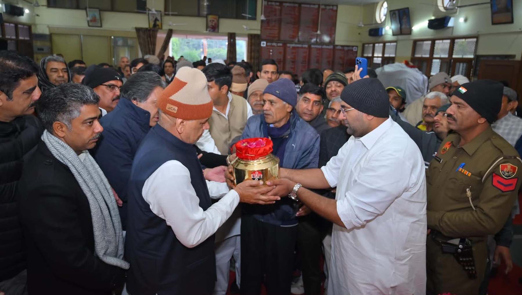 फोटो नंबर-01: पूर्व सीएम ओमप्रकाश चौटाला की अस्थियां गुरुग्राम में भेंट करते अर्जुन चौटाला व आदित्य देवीलाल। फोटो नंबर-01: पूर्व सीएम ओमप्रकाश चौटाला की अस्थियां गुरुग्राम में भेंट करते अर्जुन चौटाला व आदित्य देवीलाल।