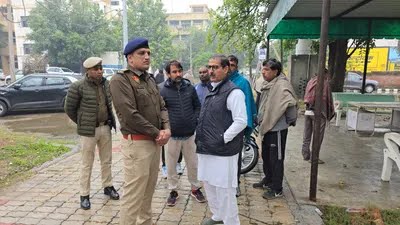 नागरिक अस्पताल झज्जर के परिसर में पोस्टमार्टम हाउस के बाहर मौजूद मृतकों के परिजन नागरिक अस्पताल झज्जर के परिसर में पोस्टमार्टम हाउस के बाहर मौजूद मृतकों के परिजन