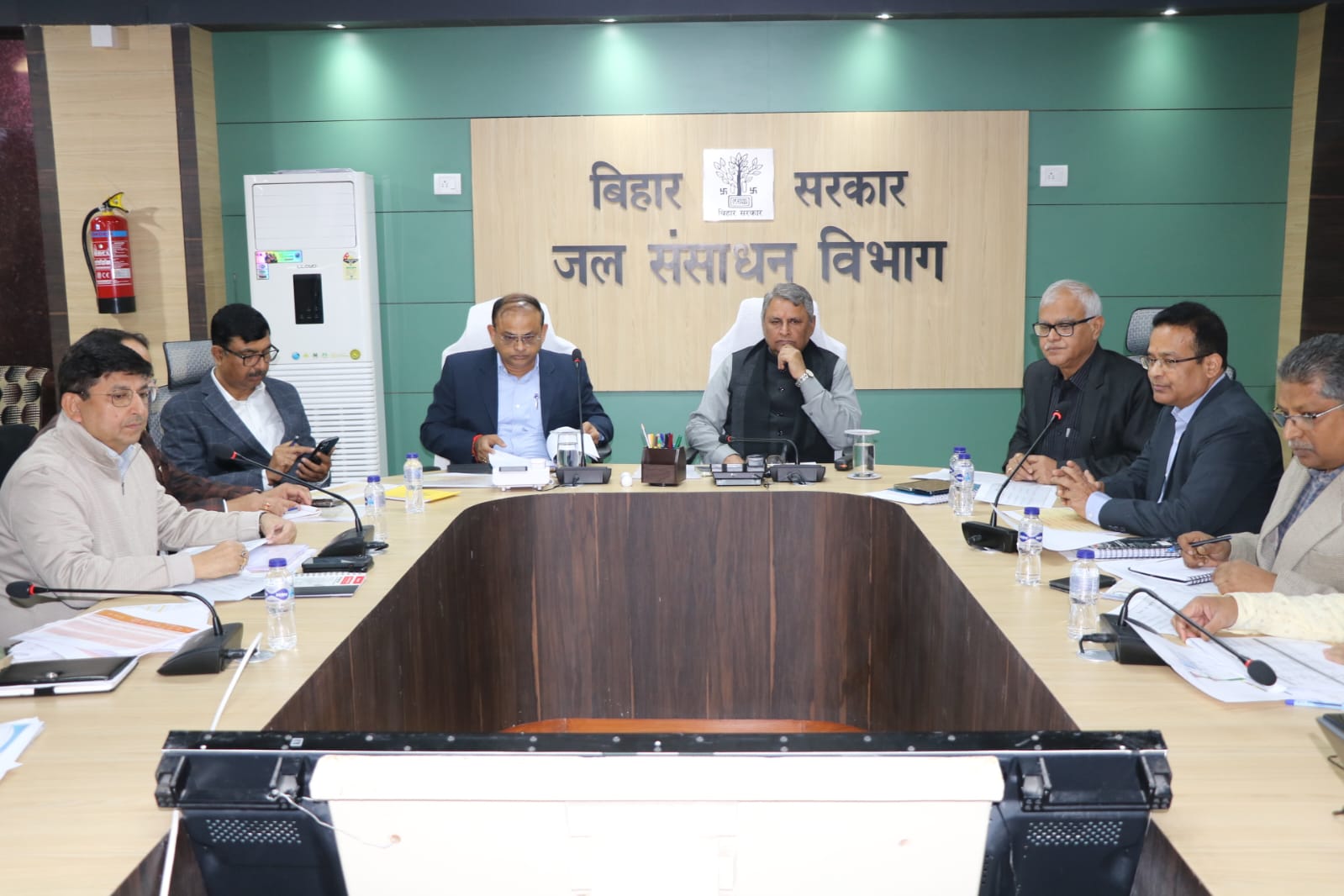 जल संसाधन मंत्री विजय चौधरी बैठक करते जल संसाधन मंत्री विजय चौधरी बैठक करते