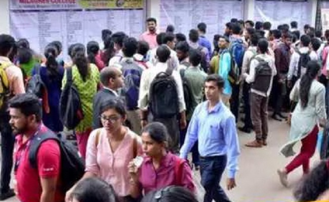 प्रधानमंत्री इंटर्नशिप योजना के लिए युवाओं की कतार (फाइल फोटो) प्रधानमंत्री इंटर्नशिप योजना के लिए युवाओं की कतार (फाइल फोटो)