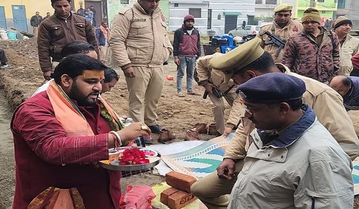 संभल में विवादित जामा मस्जिद के पास पुलिस चौकी के निर्माण कार्य के लिए भूमि पूजन कराते पुराेहित पंडित शोभित शास्त्री संभल में विवादित जामा मस्जिद के पास पुलिस चौकी के निर्माण कार्य के लिए भूमि पूजन कराते पुराेहित पंडित शोभित शास्त्री