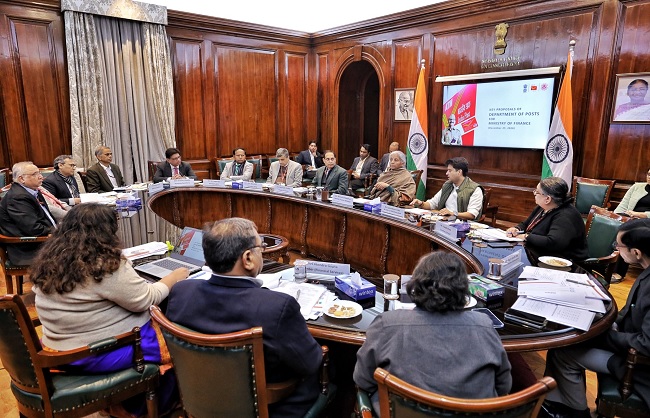 वित्त मंत्री के साथ बैठक करते ज्योतिरादित्य सिंधिया वित्त मंत्री के साथ बैठक करते ज्योतिरादित्य सिंधिया