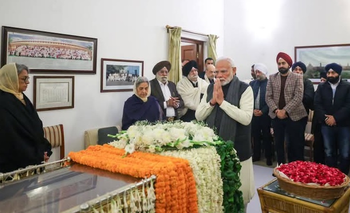 प्रधानमंत्री नरेन्द्र मोदी नई दिल्ली के 3, मोतीलाल मार्ग में डॉ. मनमोहन सिंह के पार्थिव शरीर पर पुष्प गुच्छ अर्पित करते। यह फोटो 27 दिसंबर की सुबह का है। प्रधानमंत्री नरेन्द्र मोदी नई दिल्ली के 3, मोतीलाल मार्ग में डॉ. मनमोहन सिंह के पार्थिव शरीर पर पुष्प गुच्छ अर्पित करते। यह फोटो 27 दिसंबर की सुबह का है।