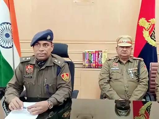 जानकारी देते पुलिस अधिकारी जानकारी देते पुलिस अधिकारी