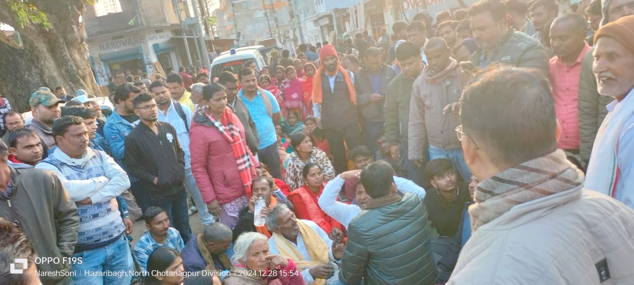 धरना पर बैठे मृतक के मायके के लोग। धरना पर बैठे मृतक के मायके के लोग।