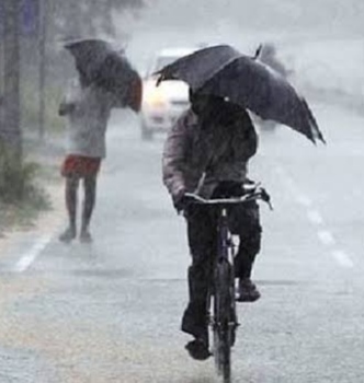 बूंदाबांदी ने बदला मौसम का मिजाज, गलन से बढ़ी ठंड बूंदाबांदी ने बदला मौसम का मिजाज, गलन से बढ़ी ठंड