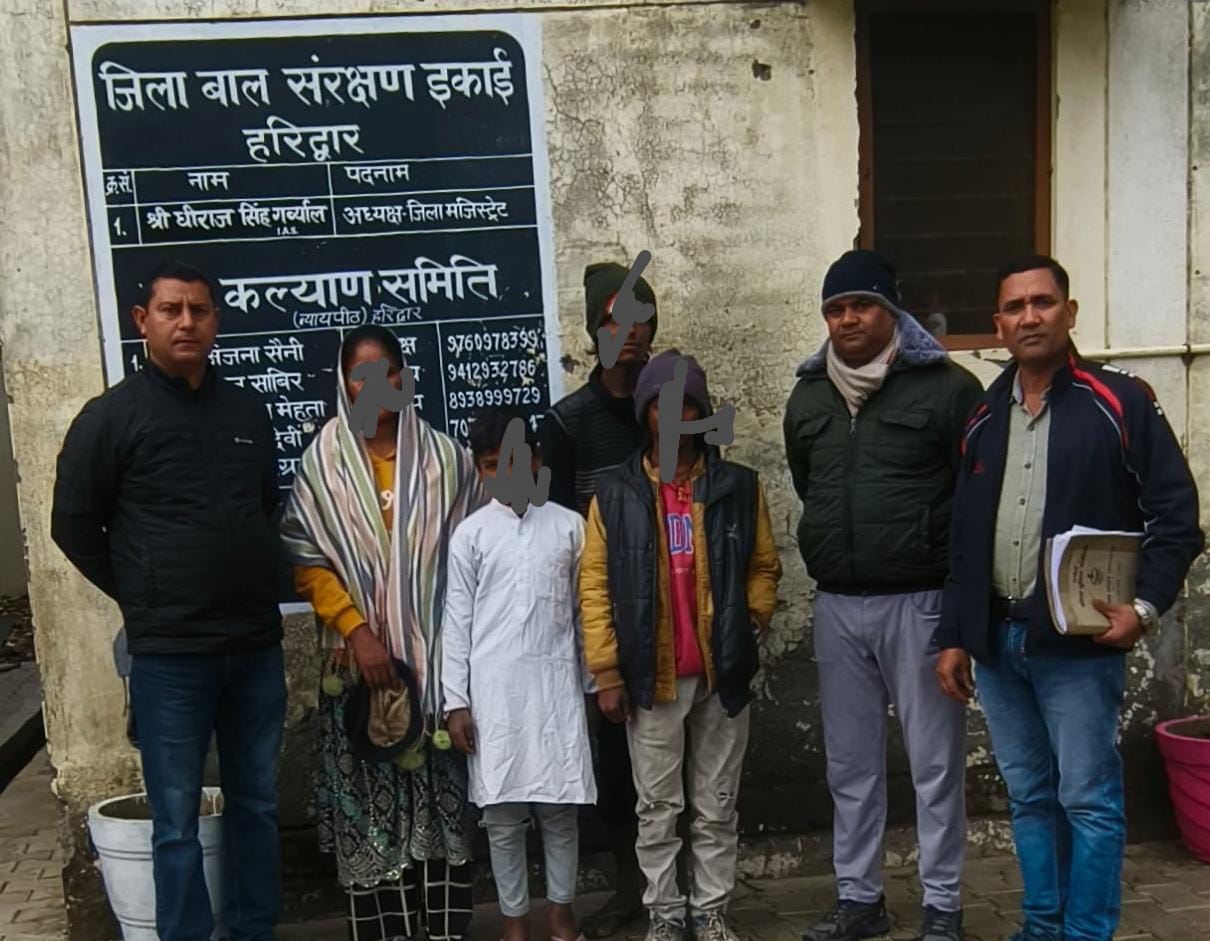 लावारिस मिले बच्चे परिजनों को सौंपते हुए लावारिस मिले बच्चे परिजनों को सौंपते हुए