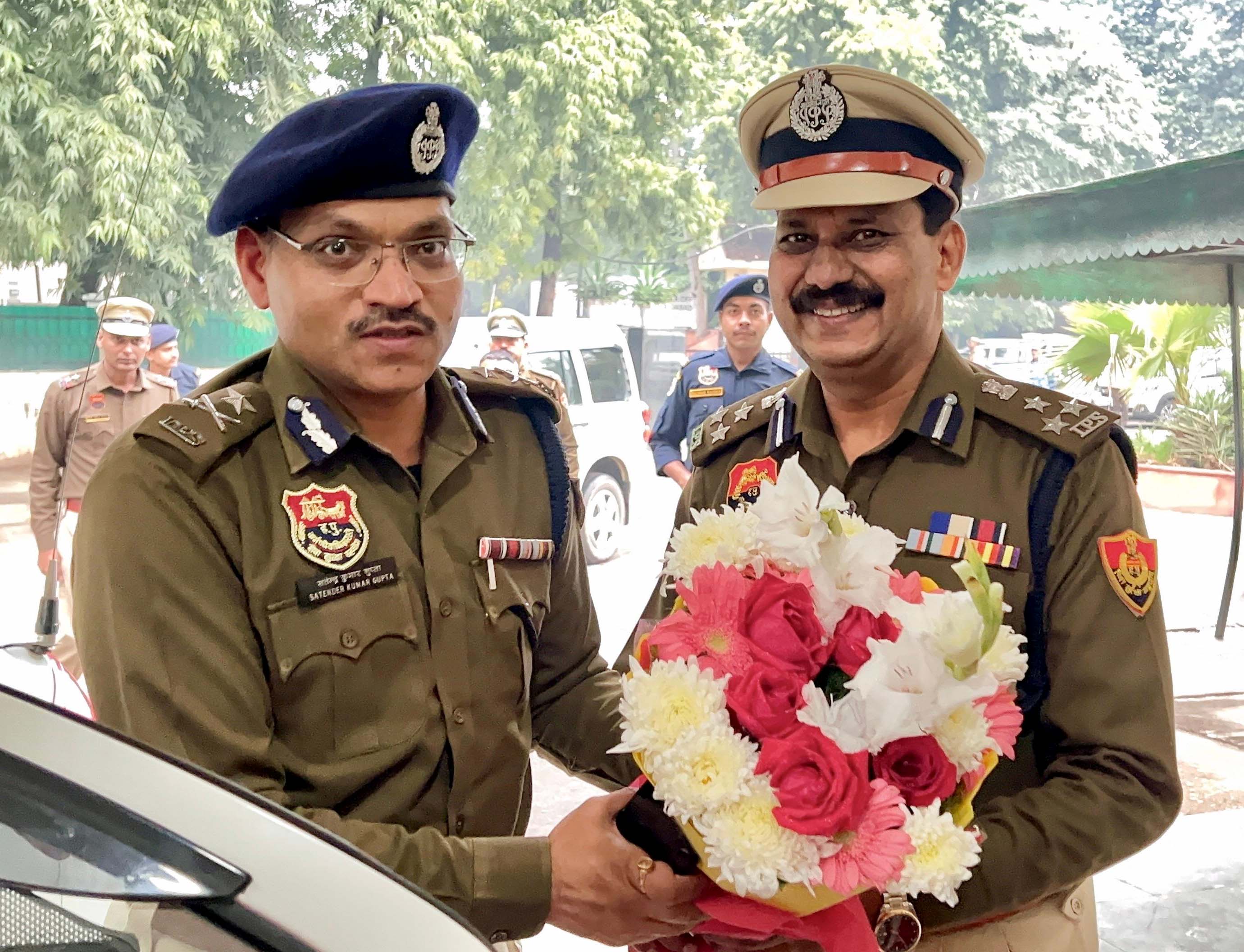 नवनियुक्त पुलिस आयुक्त सतेंद्र कुमार गुप्ता का स्वागत करते संयुक्त पुलिस आयुक्त राजेश दुगगल