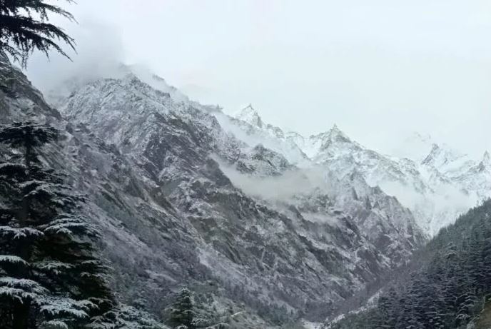 माैसम : ऊंची चाेटियाें पर जमे बर्फ प्रतीकात्मक फाेटाे। माैसम : ऊंची चाेटियाें पर जमे बर्फ प्रतीकात्मक फाेटाे।