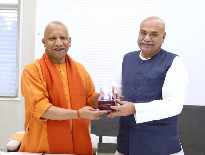 यूपी के मुख्यमंत्री योगी आदित्यनाथ से मुलाकात करते सुधांशु मित्तल यूपी के मुख्यमंत्री योगी आदित्यनाथ से मुलाकात करते सुधांशु मित्तल