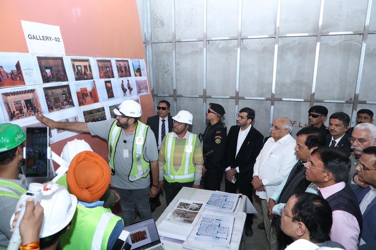 शनिवार को अहमदाबाद जिले की धोलका तहसील के लोथल में निर्माणाधीन राष्ट्रीय समुद्री विरासत परिसर का दौरा कर कार्य की समीक्षा करते मुख्यमंत्री भूपेन्द्र पटेल। साथ में हैं केन्द्रीय जहाजरानी एवं बंदरगाह मंत्री सर्वानंद सोनोवाल और केन्द्रीय श्रम एवं खेल मंत्री मनसुख मांडविया । शनिवार को अहमदाबाद जिले की धोलका तहसील के लोथल में निर्माणाधीन राष्ट्रीय समुद्री विरासत परिसर का दौरा कर कार्य की समीक्षा करते मुख्यमंत्री भूपेन्द्र पटेल। साथ में हैं केन्द्रीय जहाजरानी एवं बंदरगाह मंत्री सर्वानंद सोनोवाल और केन्द्रीय श्रम एवं खेल मंत्री मनसुख मांडविया ।
