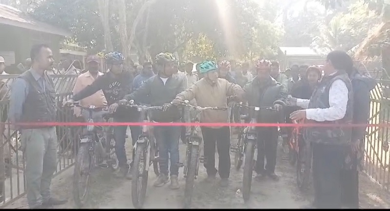 असमः लाओखोवा अभयारण्य के रौमारी में साइकिल सफारी के शुभारंभ का दृश्य असमः लाओखोवा अभयारण्य के रौमारी में साइकिल सफारी के शुभारंभ का दृश्य