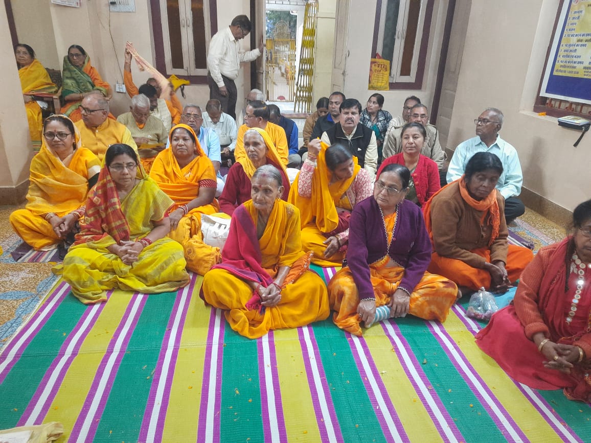कार्यक्रम के दौरान उपस्थित महिला-पुरूष। कार्यक्रम के दौरान उपस्थित महिला-पुरूष।