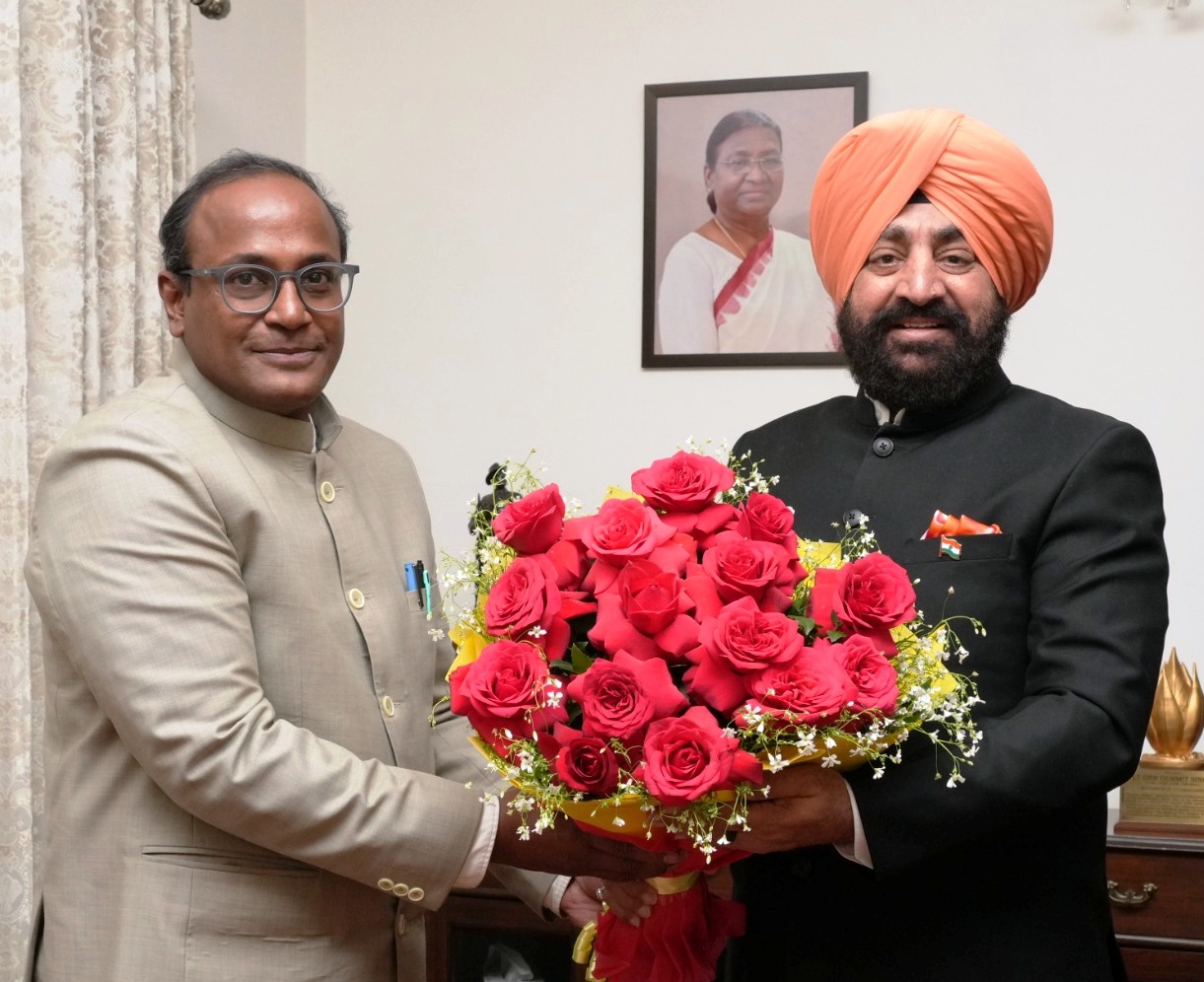 राज्यपाल लेफ्टिनेंट जनरल गुरमीत सिंह (से.नि.) से मुलाकात करते उत्तराखंड मुख्य निर्वाचन अधिकारी डॉ. बीवीआरसी पुरुषोत्तम। राज्यपाल लेफ्टिनेंट जनरल गुरमीत सिंह (से.नि.) से मुलाकात करते उत्तराखंड मुख्य निर्वाचन अधिकारी डॉ. बीवीआरसी पुरुषोत्तम।