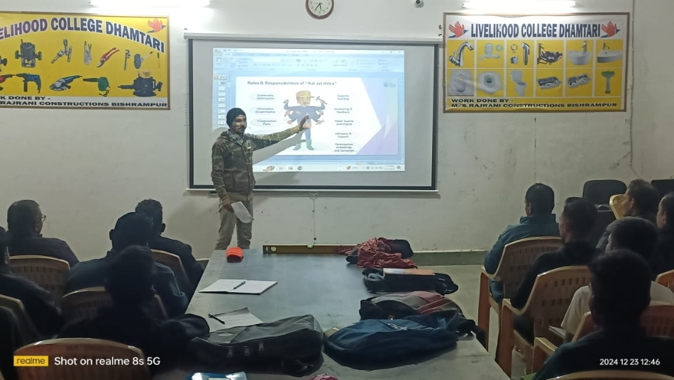 लाइवलीहुड कालेज धमतरी में नल जल मित्रों को प्रशिक्षण देते हुए प्रशिक्षक। लाइवलीहुड कालेज धमतरी में नल जल मित्रों को प्रशिक्षण देते हुए प्रशिक्षक।