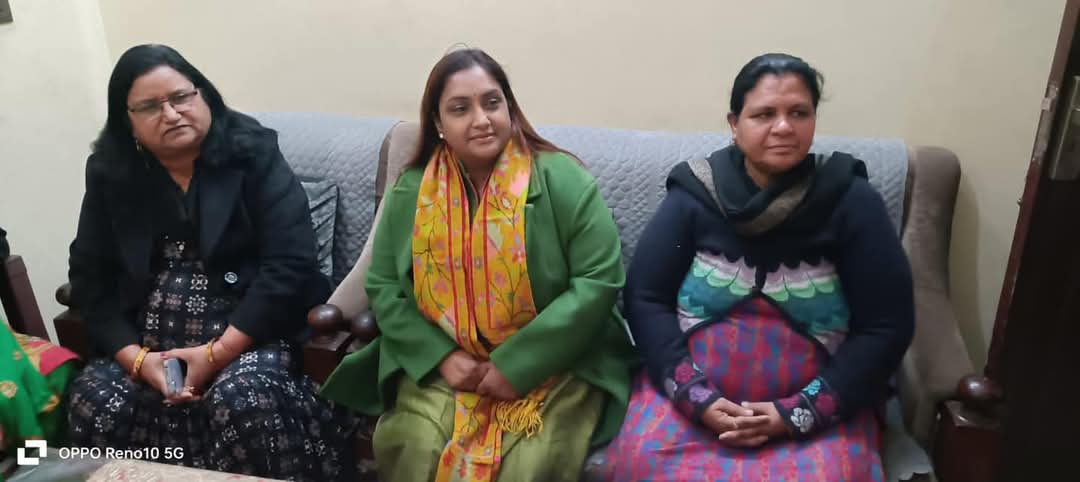 मुरादाबाद की देहात विधानसभा के नवीन नगर शक्ति केंद्र पर मन की बात कार्यक्रम सुनतीं भाजपा महिला मोर्चा की प्रदेश उपाध्यक्ष प्रिया अग्रवाल। मुरादाबाद की देहात विधानसभा के नवीन नगर शक्ति केंद्र पर मन की बात कार्यक्रम सुनतीं भाजपा महिला मोर्चा की प्रदेश उपाध्यक्ष प्रिया अग्रवाल।