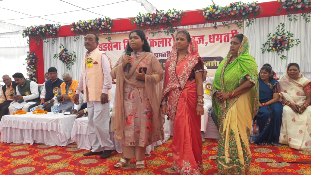 मंच से अपना परिचय देती हुई युवती।