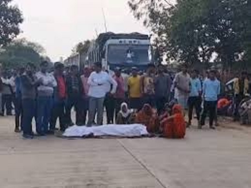 परिजनाें ने सड़क पर शव रखकर किया प्रदर्शन परिजनाें ने सड़क पर शव रखकर किया प्रदर्शन