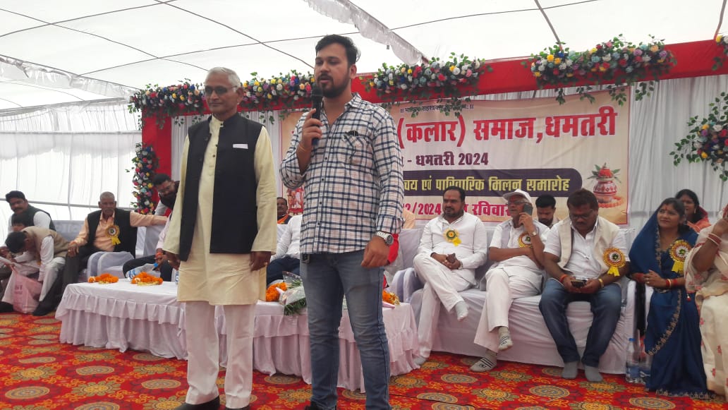 मंच से अपना परिचय देता हुआ युवक।