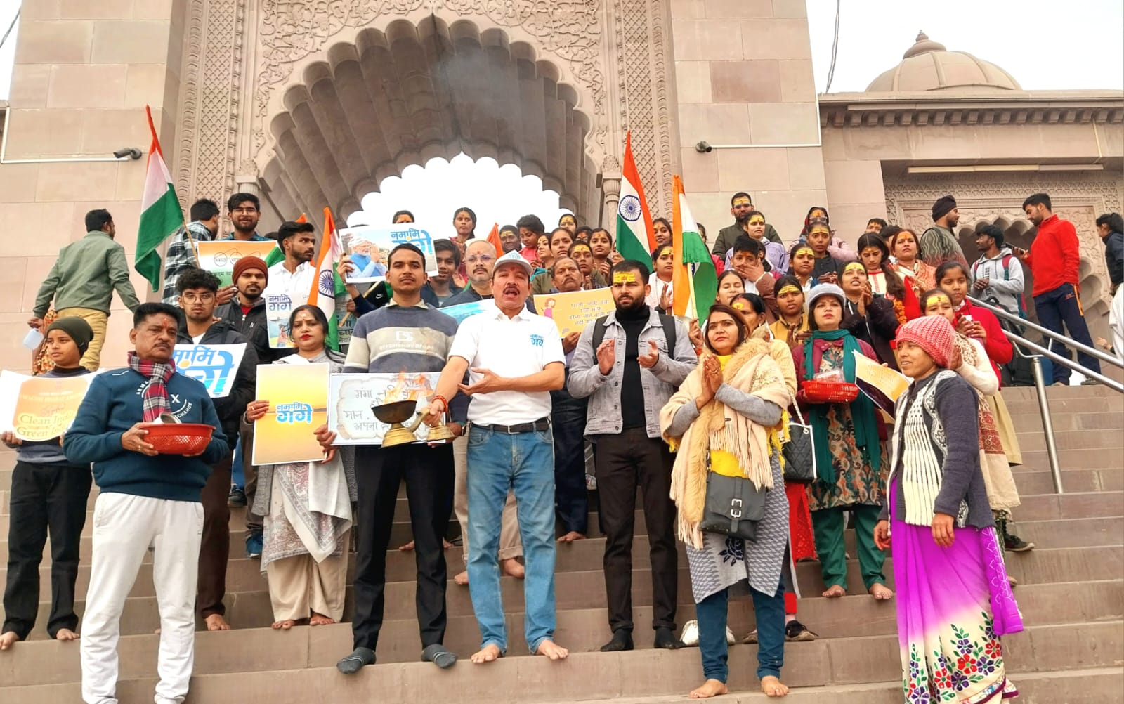 'एक घाट चलो चलें मोदी के साथ' अभियान में शामिल लोग:फोटो बच्चा गुप्ता 'एक घाट चलो चलें मोदी के साथ' अभियान में शामिल लोग:फोटो बच्चा गुप्ता