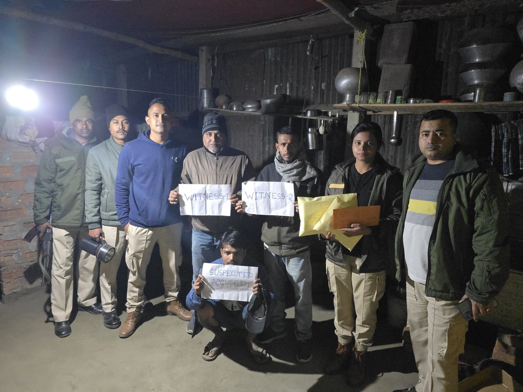 अभियान में जब्त ड्रग्स के साथ तस्कर की तस्वीर। अभियान में जब्त ड्रग्स के साथ तस्कर की तस्वीर।