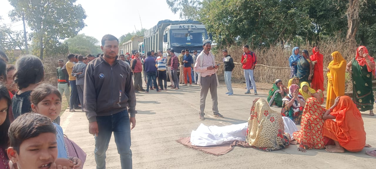 सडक पर शव रख करते विरोध प्रदर्शन सडक पर शव रख करते विरोध प्रदर्शन