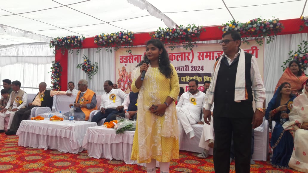 मंच से अपना परिचय देती हुई युवती।