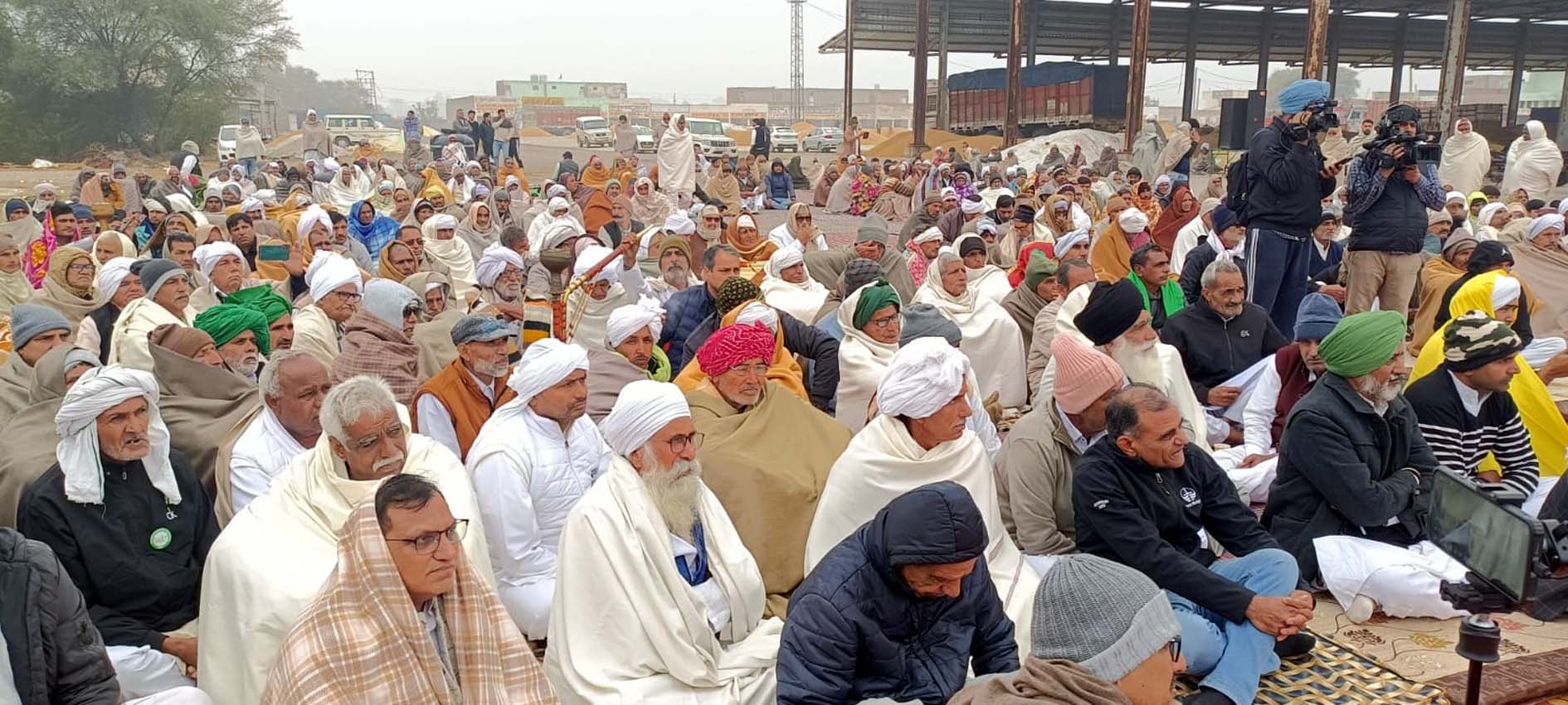 बैठक में उपस्थित विभिन्न क्षेत्रों से आए नेता। बैठक में उपस्थित विभिन्न क्षेत्रों से आए नेता।