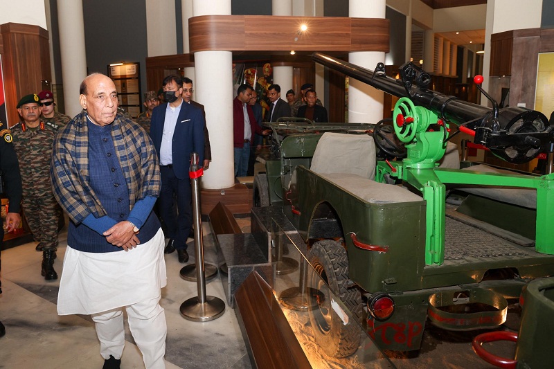 महू में सेना के प्रशिक्षण संस्थानों का निरीक्षण करते हुए रक्षा मंत्री महू में सेना के प्रशिक्षण संस्थानों का निरीक्षण करते हुए रक्षा मंत्री
