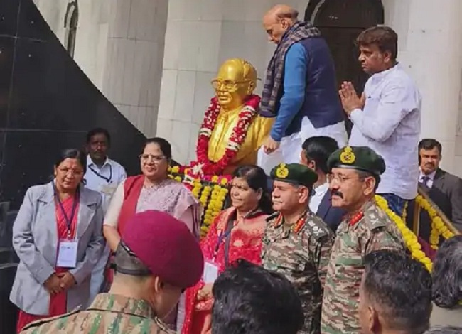 बाबा साहब आंबेडकर की प्रतिमा पर पुष्प अर्पित करते हुए राजनाथ सिंह बाबा साहब आंबेडकर की प्रतिमा पर पुष्प अर्पित करते हुए राजनाथ सिंह