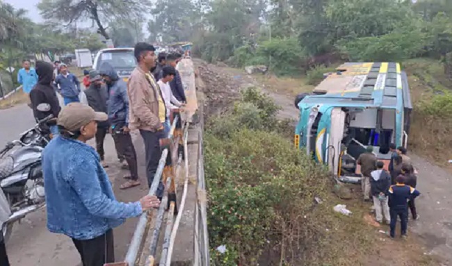 अमरावती से इंदौर आ रही यात्री बस नदी के पुलिस नीचे गिरी अमरावती से इंदौर आ रही यात्री बस नदी के पुलिस नीचे गिरी