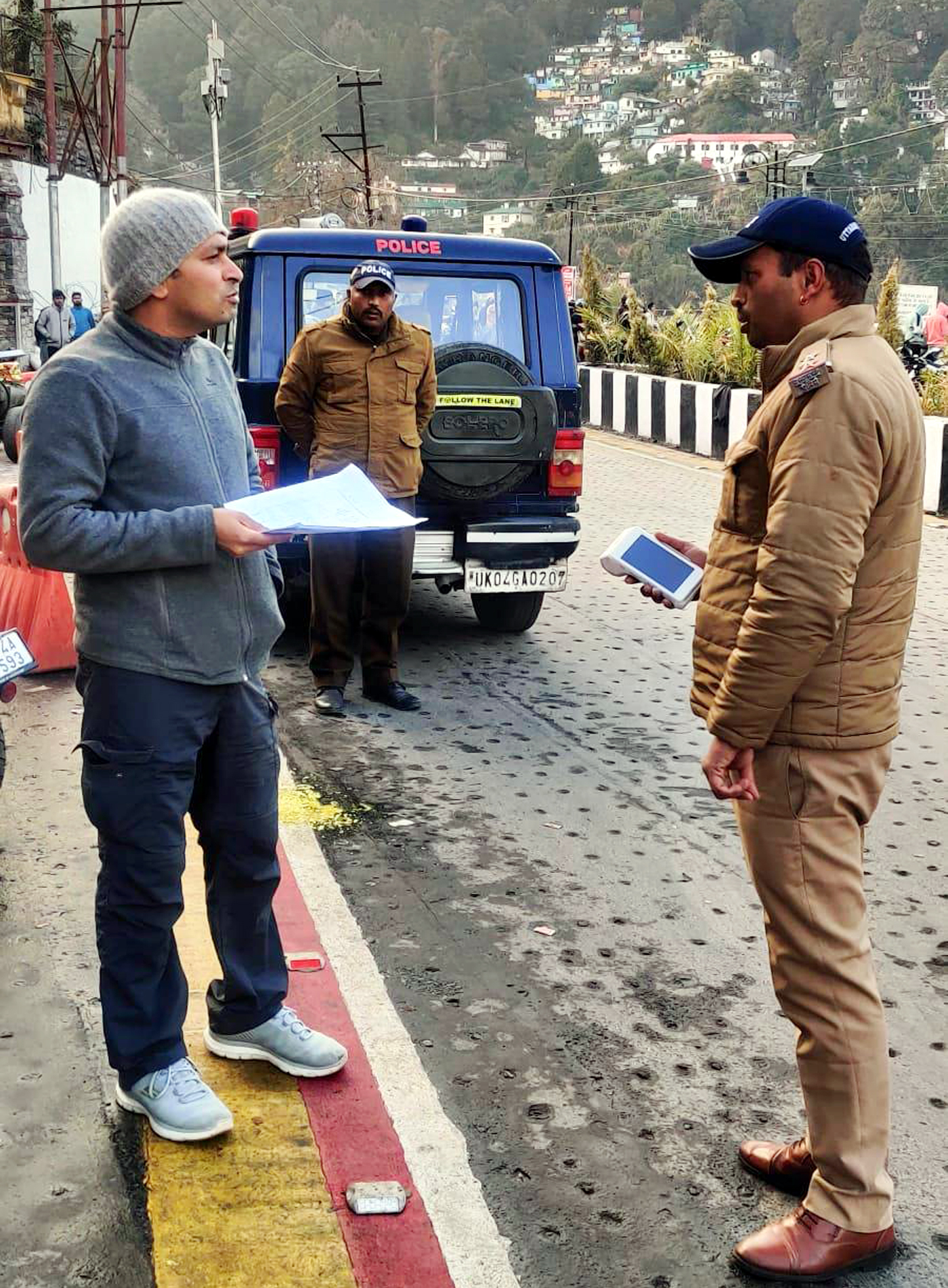 पुलिस कर्मियों को मौके पर जाकर निर्देशित करते एसएसपी मीणा। पुलिस कर्मियों को मौके पर जाकर निर्देशित करते एसएसपी मीणा।