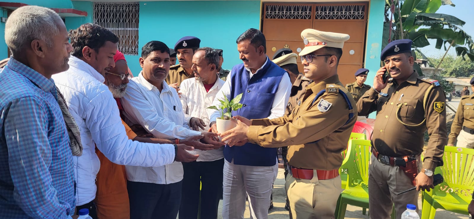 शराब नही पीने की शपथ लेने के बाद ग्रामीणो को सम्मानित करते एसपी शराब नही पीने की शपथ लेने के बाद ग्रामीणो को सम्मानित करते एसपी