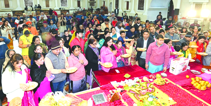 कथा के दौरान श्रद्धालु