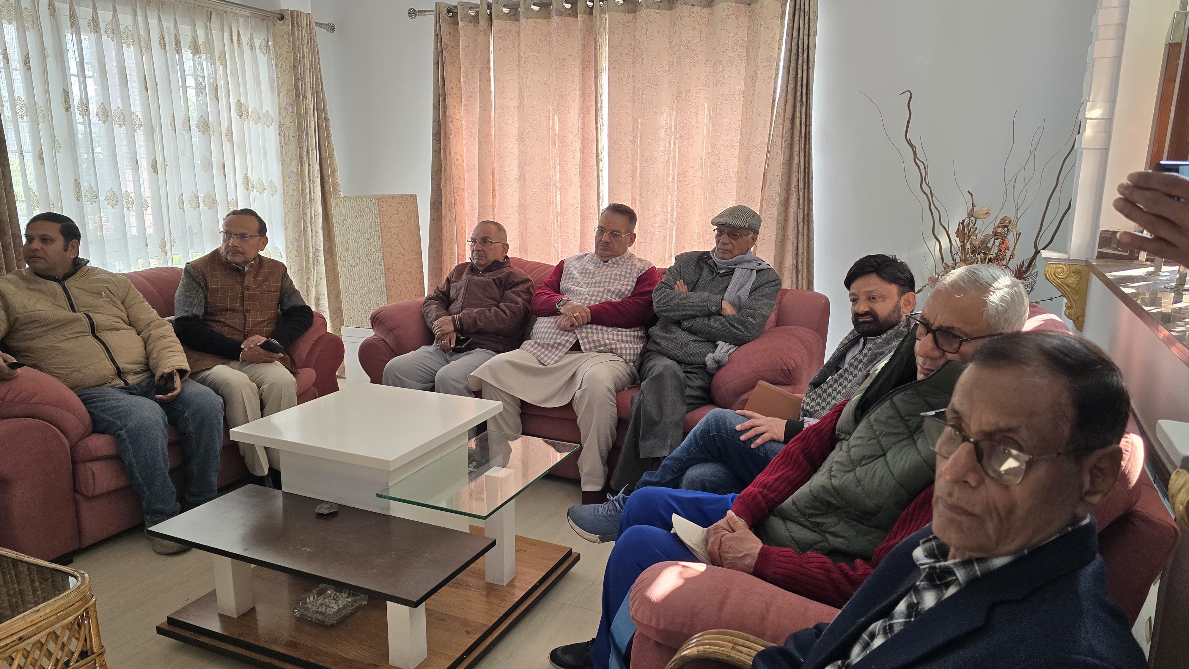 मन की बात कार्यक्रम को सुनते मंत्री गणेश जोशी व अन्य। मन की बात कार्यक्रम को सुनते मंत्री गणेश जोशी व अन्य।