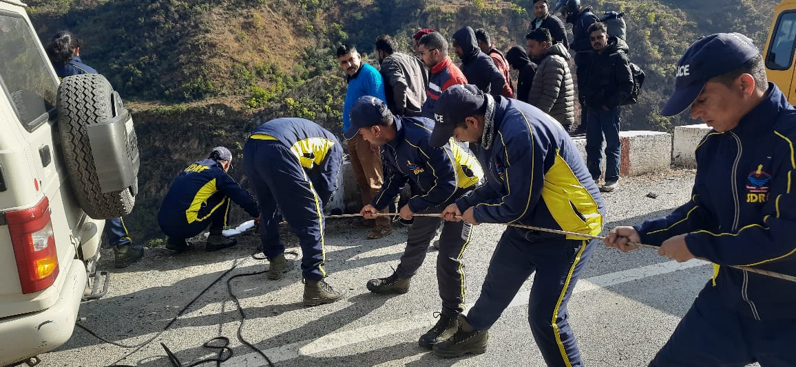श्रीनगर ऋषिकेश मार्ग पर गिरी पिकअप श्रीनगर ऋषिकेश मार्ग पर गिरी पिकअप