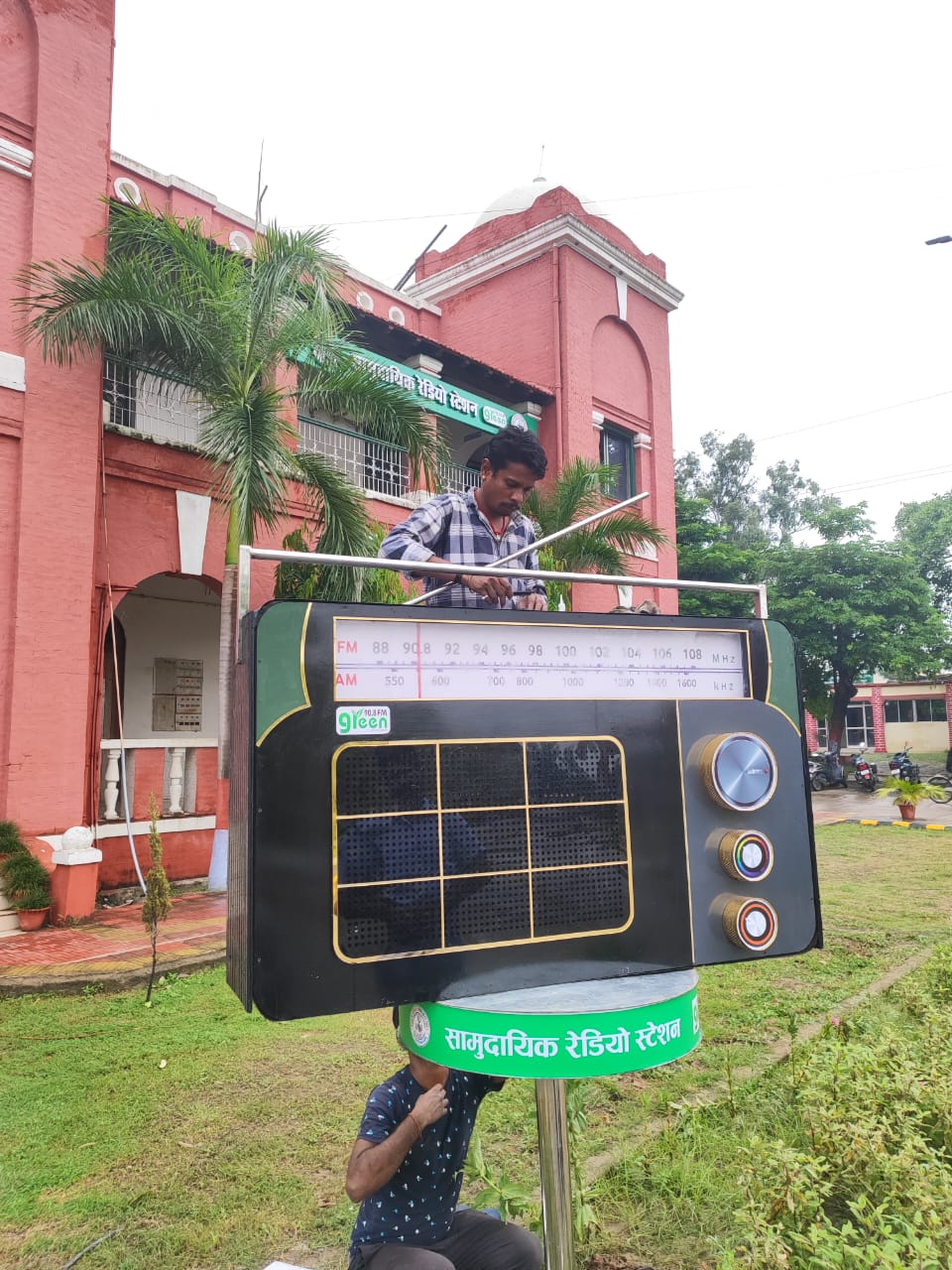 धातु निर्मित रेडियो धातु निर्मित रेडियो