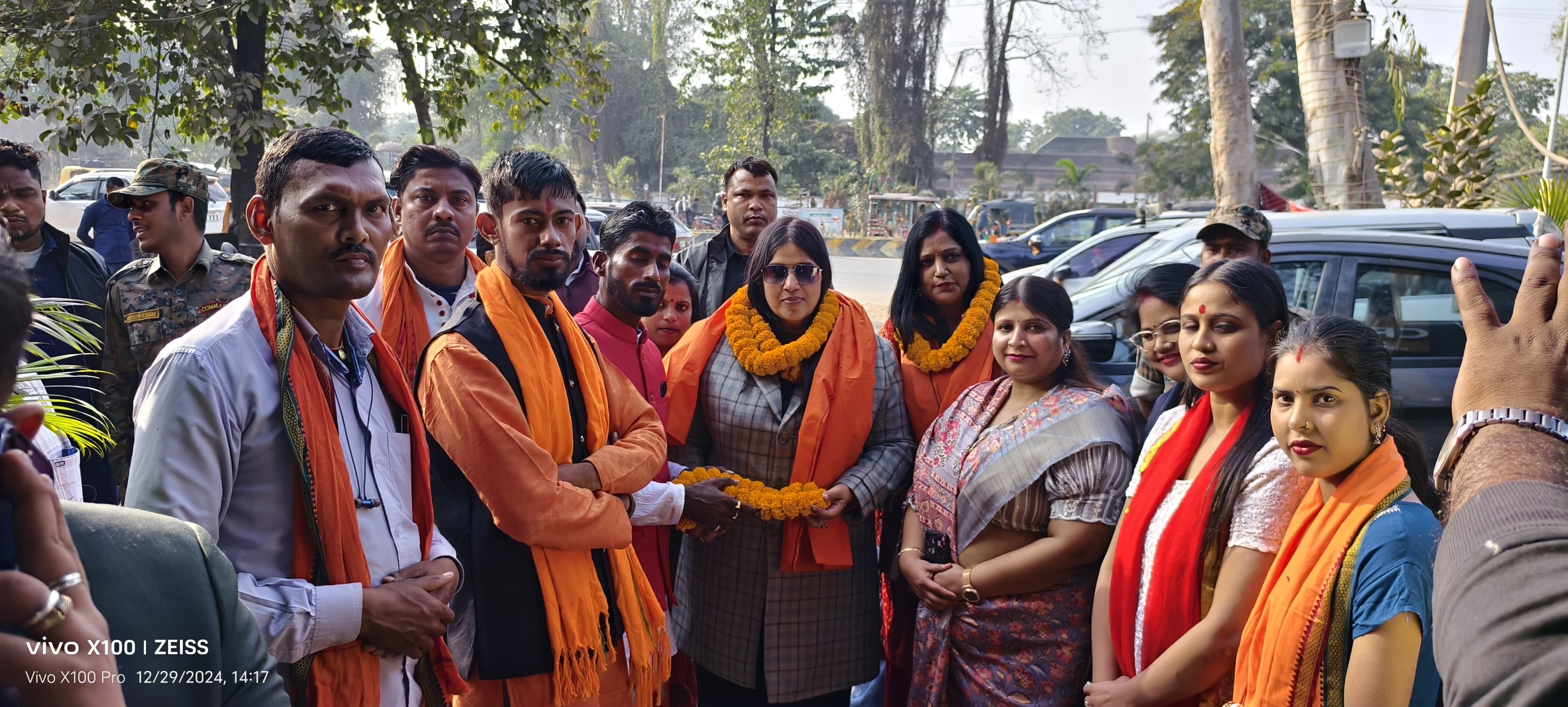 स्वागत करते हुए स्वागत करते हुए
