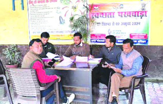 कार्यालय में कार्यरत कर्मी कार्यालय में कार्यरत कर्मी