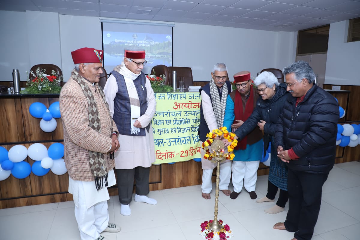 दीप प्रज्ज्वलित करते हुए। दीप प्रज्ज्वलित करते हुए।