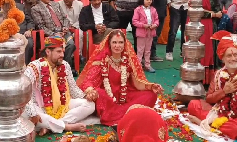 विदेशी जोड़ों की सनातन रीति-रिवाज से शादी होते हुए विदेशी जोड़ों की सनातन रीति-रिवाज से शादी होते हुए