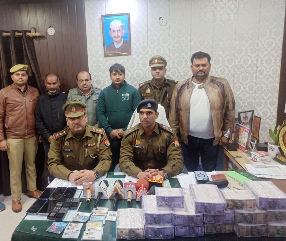 पुलिस गिरफ्त में आरोपी पुलिस गिरफ्त में आरोपी